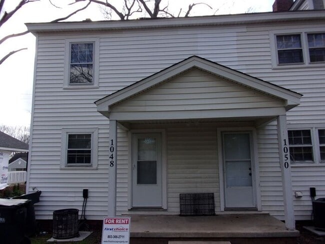 Building Photo - Renovated 2 Bedroom 1 1/2 Bath Townhome of...