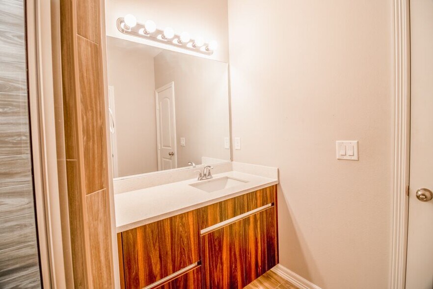 Building Photo - 905 W Sunset Valley St