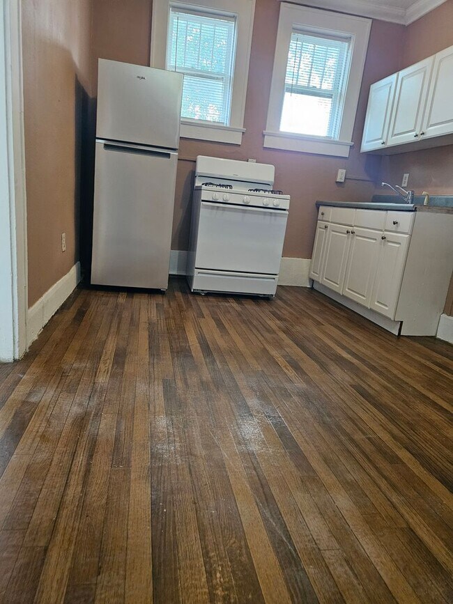 Building Photo - 1 Bed/1 Bath Apartment across from Hillsbo...