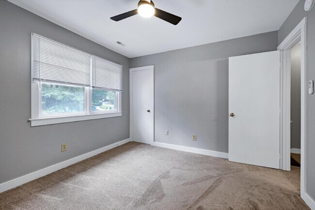 Building Photo - 5544 Kaplan Dr