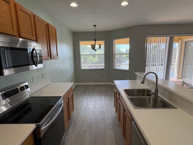 Building Photo - 3/2/1 Townhome in River Glen!