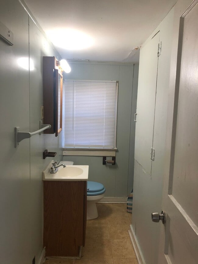 Building Photo - 1 Bed/1 Bath Upstairs Apartment located walking distance to Downtown Gallatin.