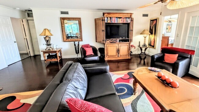 Building Photo - SEASONAL 2/2 coastal-inspired luxury condo with bay view, and boat slip