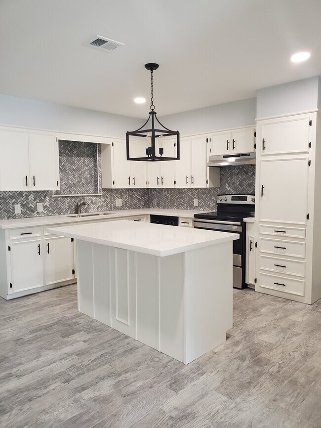 Building Photo - 113 E Hoogland Ave