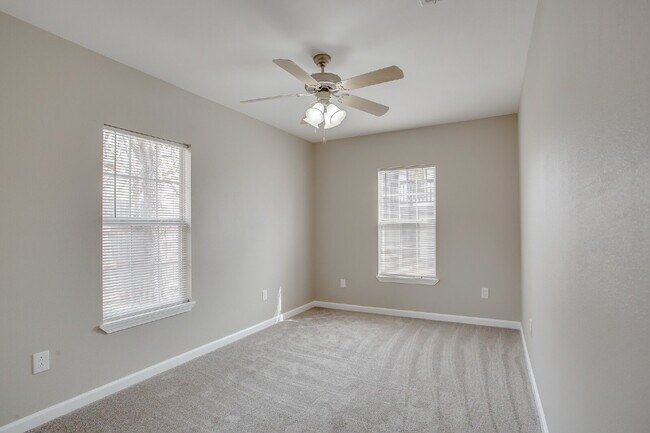 Building Photo - 4 Bed, 2 Bath in South Overton!