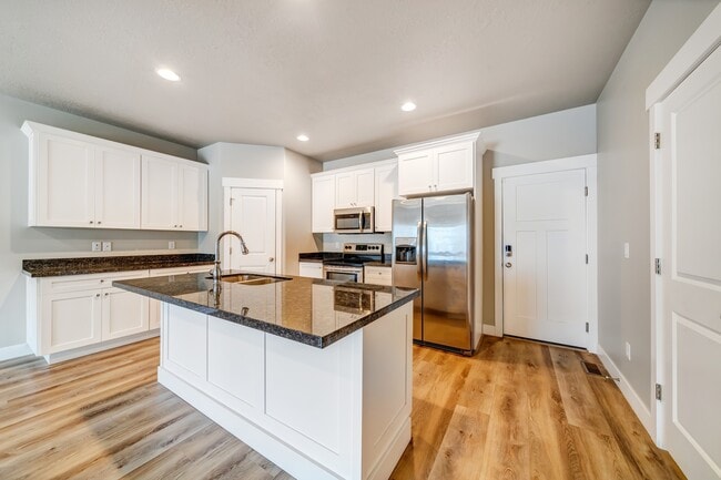 Building Photo - 4423 W Glendon Dr