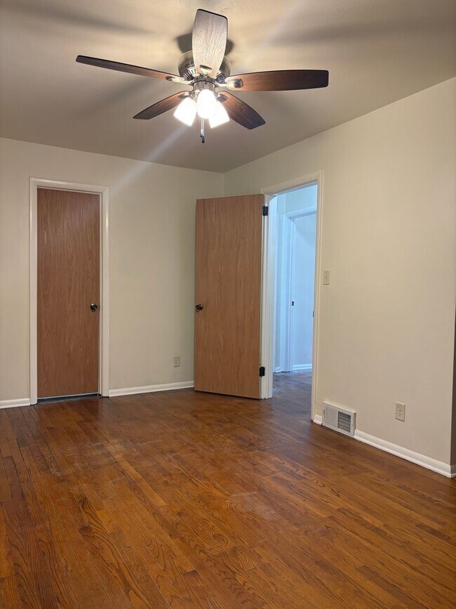 Building Photo - 4401-4407 Eastridge Dr