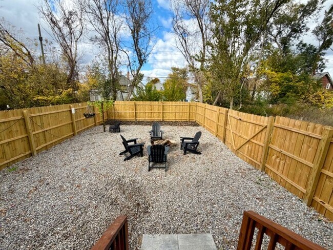 Building Photo - Fully Furnished And Updated 4 bedroom 2 bath house for Lease