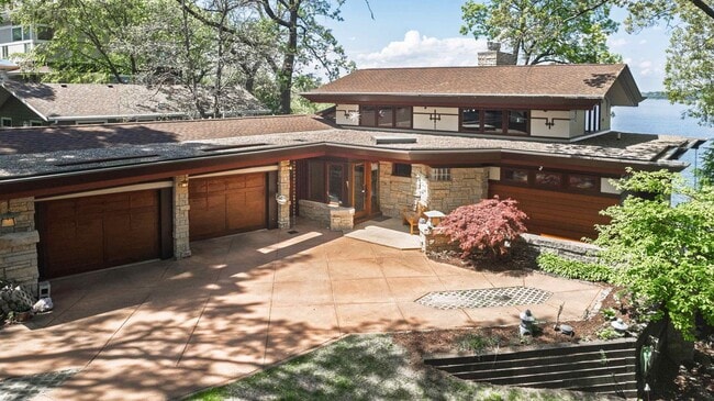 Building Photo - Lake Mendota Dream Home in Desirable Sprin...
