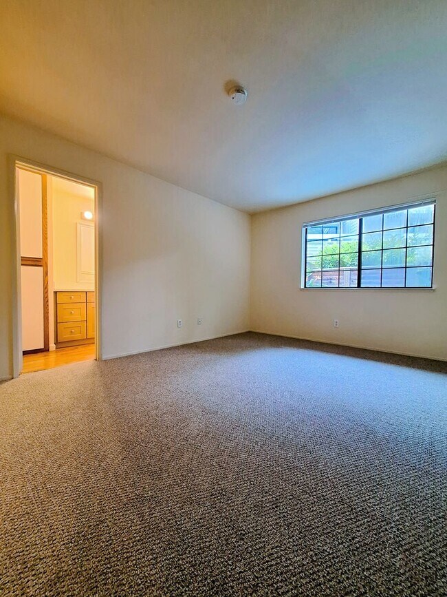 Building Photo - Refurbished Condo on 1st Floor With Laundry, Patio, Garage; Next to Pool!