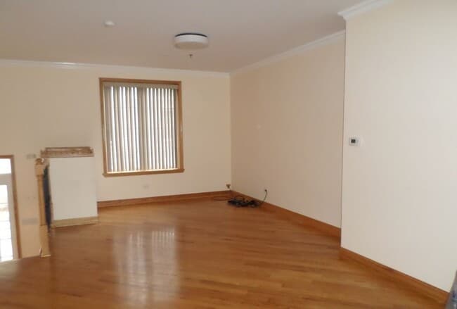 Building Photo - 183 E River Rd