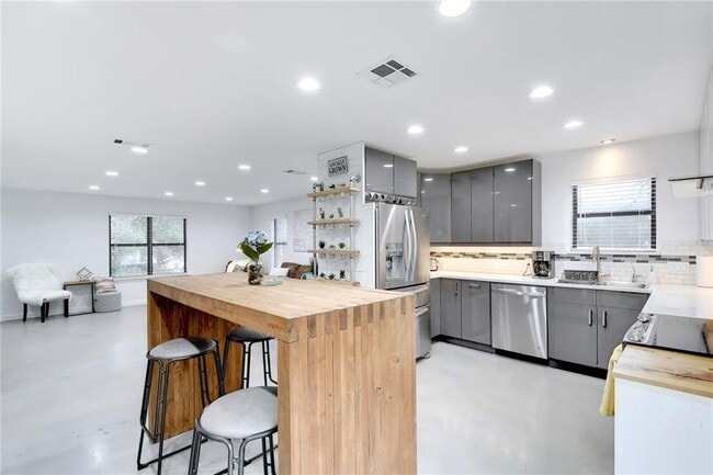 Building Photo - 18410 E Lake Terrace Dr
