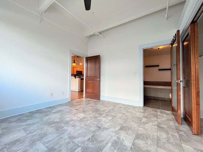 Building Photo - 210 Ellicott St