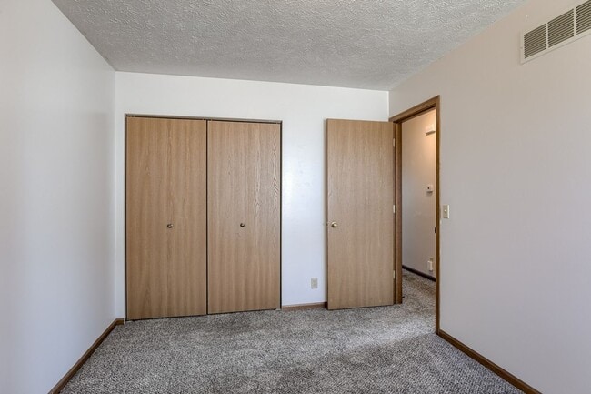 Building Photo - Spacious Duplex Close to Schools, UNL, Haymarket, and I-80 TOTALLY REMODELED