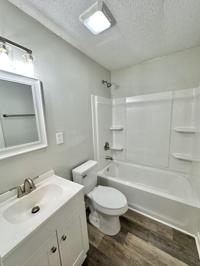 Building Photo - 724 Illinois Rd