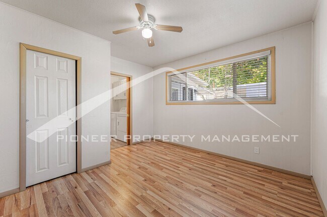 Building Photo - Single Family Home with 1 Car Garage and Central Air!