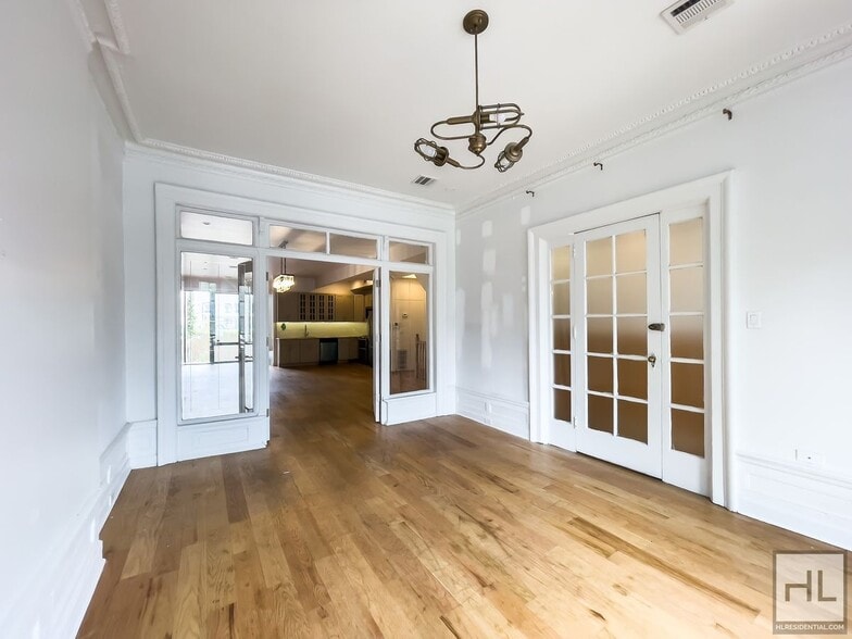 Building Photo - EASTERN PARKWAY / Spacious 4-Bed, 3-Bath D...