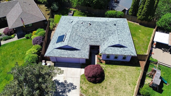 Building Photo - One level home with lots of character in H...