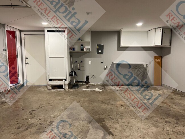 Building Photo - Charming 3 Bedroom
