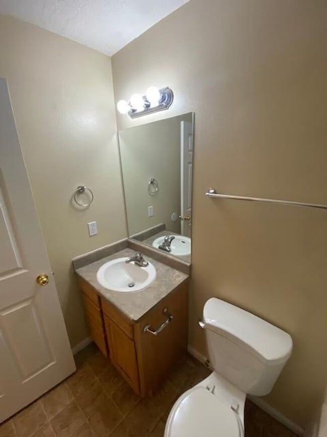Building Photo - 3 Bedroom, 2 Bathroom Twin Home