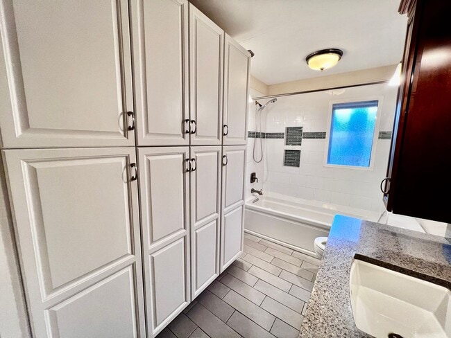 Building Photo - Brick ranch on half acre lot in Virginia Beach