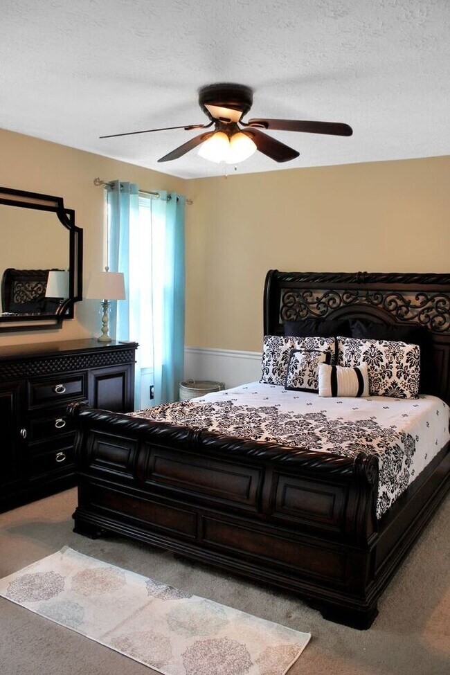 Building Photo - Charming 3-Bedroom, 2.5 Bath SFH with Fron...