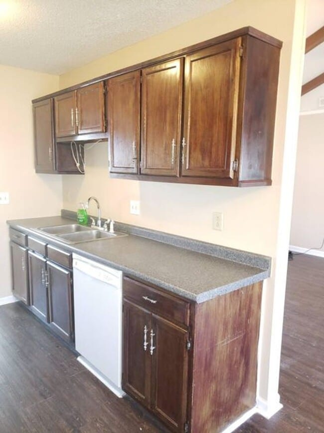 Building Photo - Cute, one story brick 3 Bedroom Brick Home