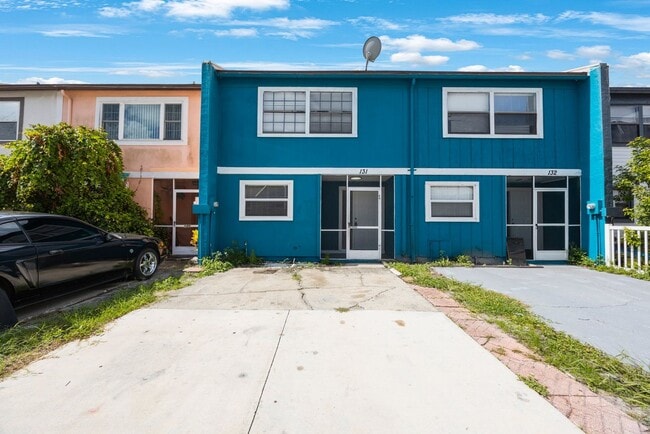 Building Photo - Renovated Town Home 2 bedroom 1.5 bath ** ...