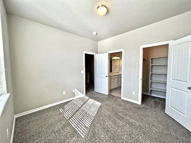 Building Photo - 5 Bedroom Home Close to Downtown Monument!!