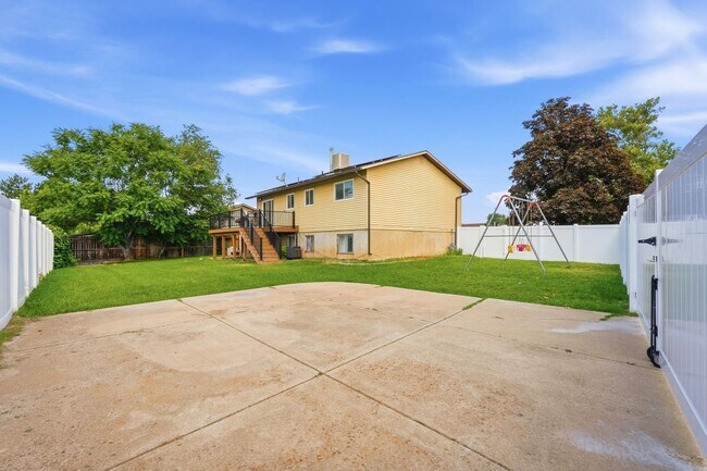 Building Photo - 666 W 725 N