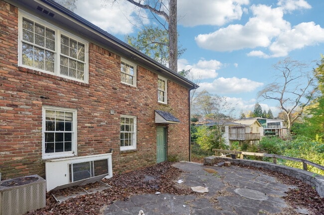 Building Photo - Modern Comfort Meets Prime Atlanta Location – Schedule Your Tour Today!