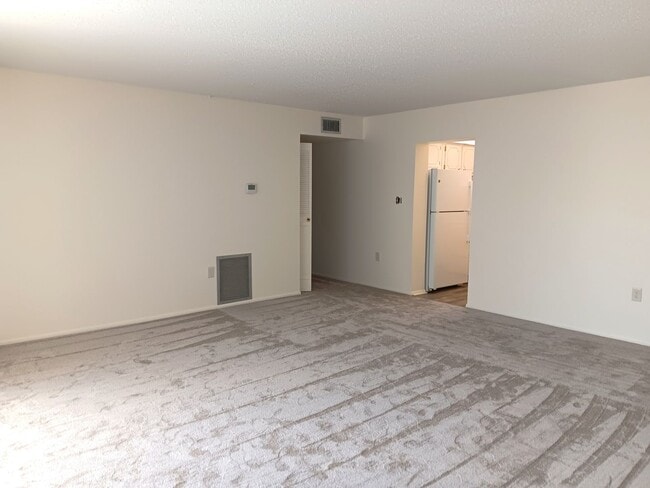 Building Photo - Sunny spot in St Pete, close to downtown & all kinds of shopping, dining