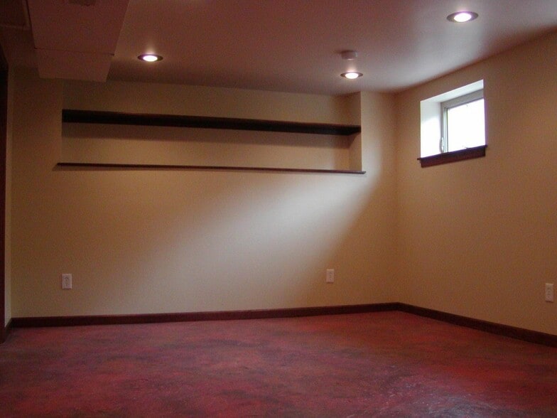 Building Photo - 555 N Simpson St