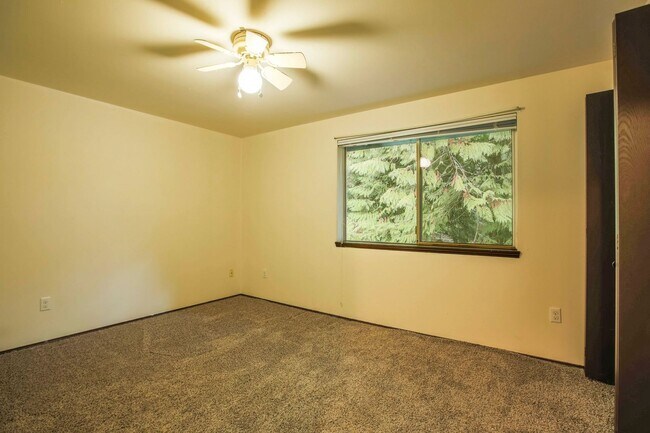 Building Photo - Cute Two Bedroom and Two Bath Townhome Located Just Minutes from the Clinton Ferry!