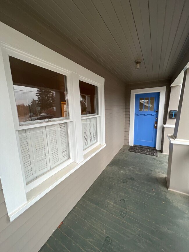 Building Photo - Remodeled DOWNTOWN Bend House, Newer Flooring/Paint/Appliances, Gas heat, Small Garage, Fenced Yard