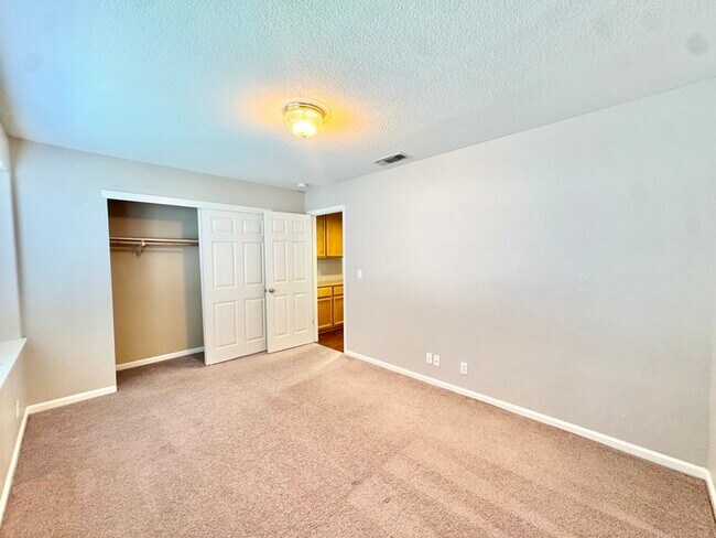 Building Photo - Beautiful 4 bedroom 3 bath home in the Hillsborough community!