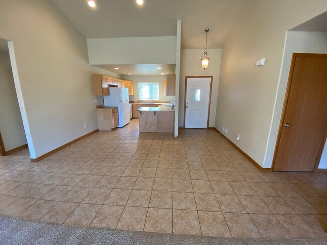 Building Photo - BONUS RENT SPECIAL! Nice 3 Bed, 2 Bath Home!