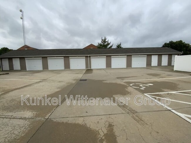 Building Photo - 704 Fountain View Dr