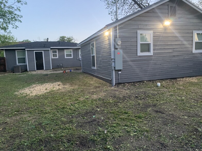 Building Photo - 4411 Lark