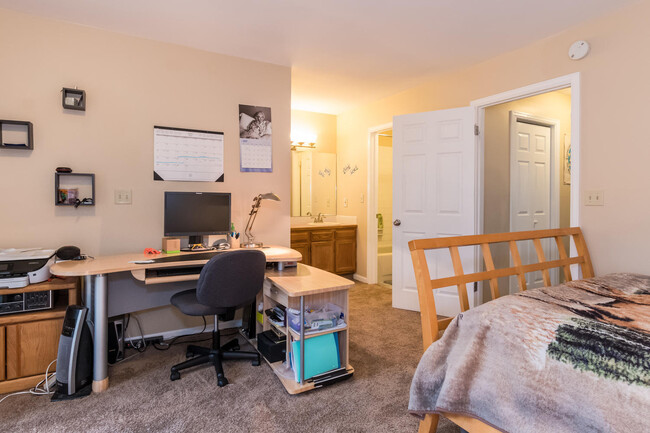 Building Photo - 4BD/ 3.5BA Furnished Townhome in South Bou...