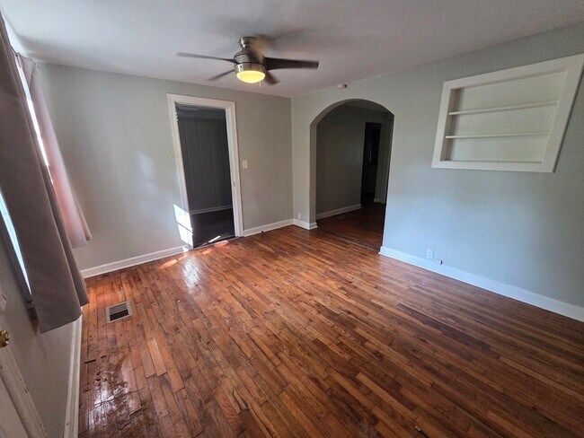 Building Photo - North Columbus Cottage on almost an ACRE fenced  2 Bedrooms 1 Bath with bonus room