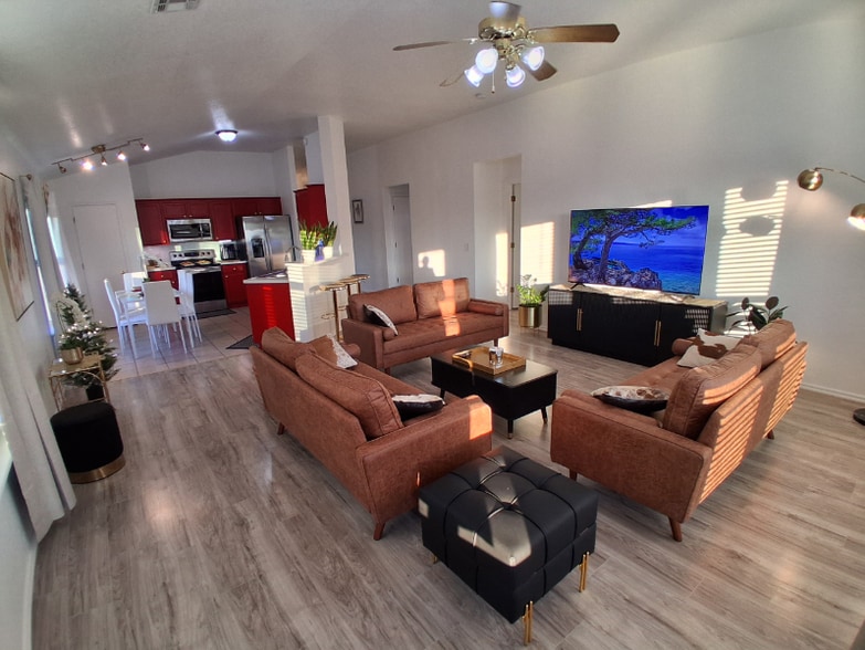 Building Photo - 2 Cloverdale and Wheatland