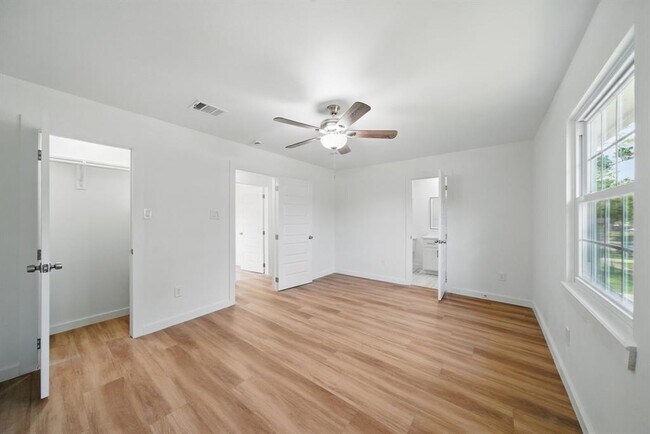 Building Photo - 9711 Derrik Dr