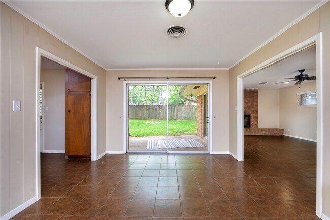 Building Photo - 2 Circle Dr