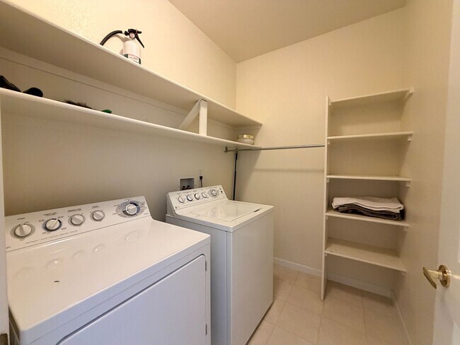Building Photo - 8456 S Hoyt Way
