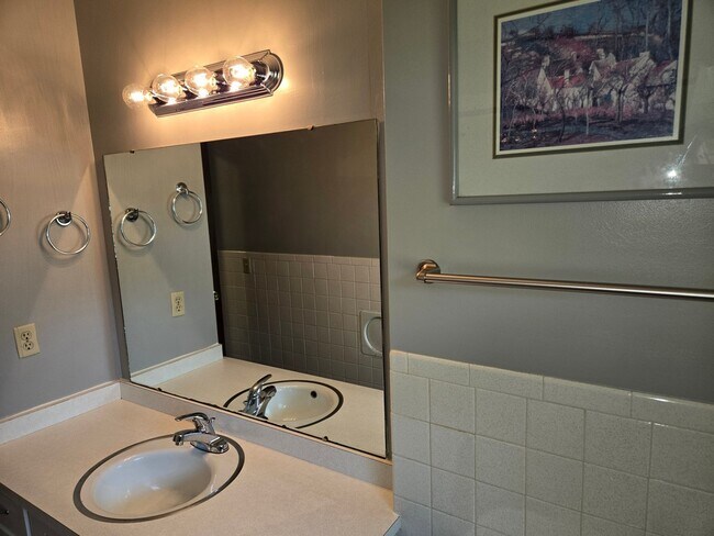 Building Photo - 592 Donna Dr