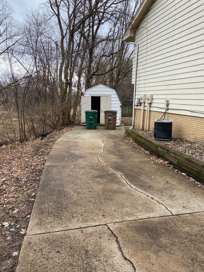 Building Photo - Quiet Norwalk Duplex