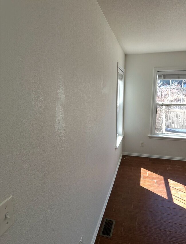 Building Photo - Spacious 4 Bed Townhome with 2-Car Garage in Erie-Available June 1!