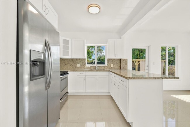 Building Photo - 6450 SW 28th St