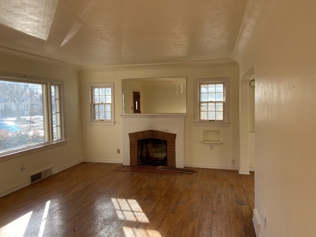 Building Photo - 528 N Sheridan Ave